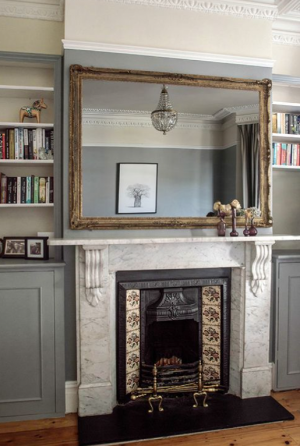 Ruang keluarga dengan perapian marmer